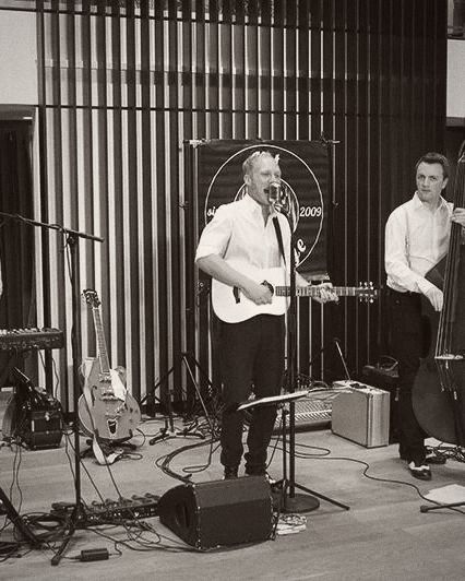 Hot Sausage live bei einer Firmenfeier mit Keyboard und Kontrabass