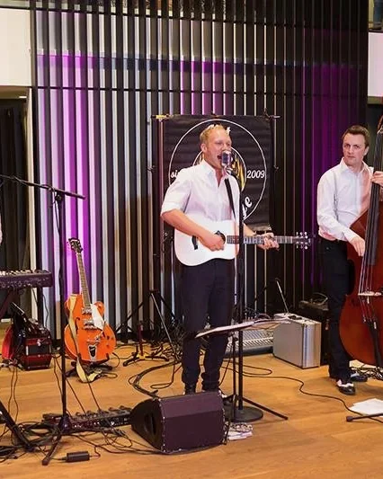 Hot Sausage live bei einer Firmenfeier mit Keyboard und Kontrabass