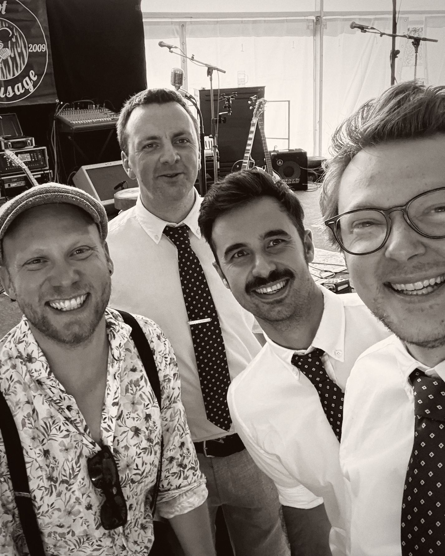 Selfie der vier Musiker im Festzelt vor dem Auftritt