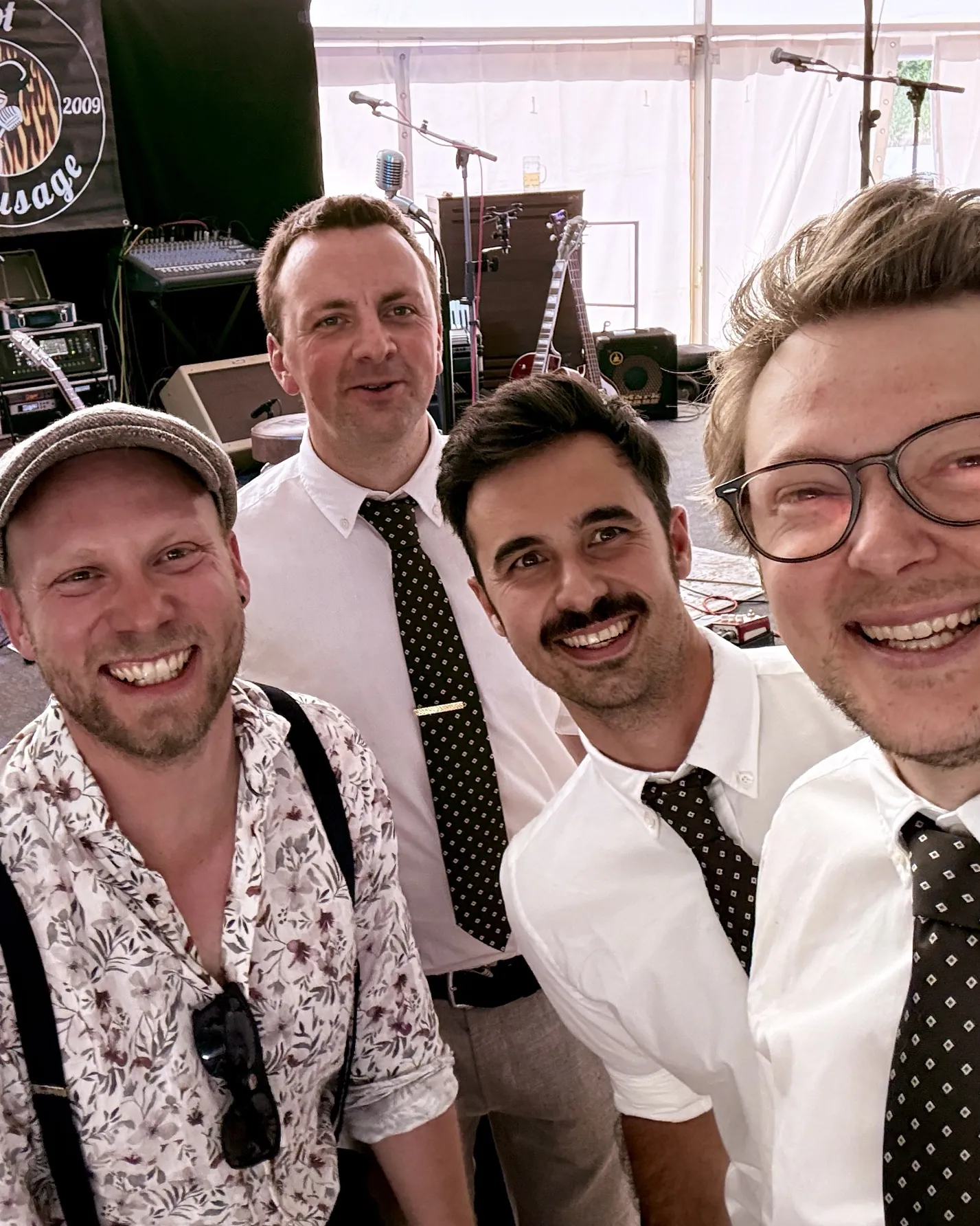 Selfie der vier Musiker im Festzelt vor dem Auftritt